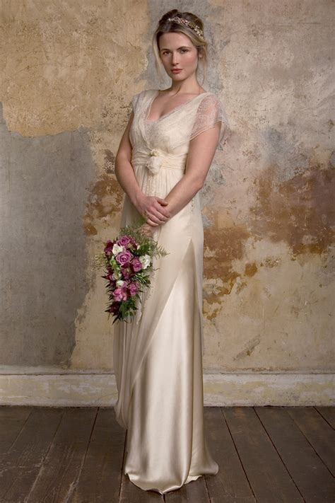 If you are a fanatic of vintage style and retro fashion, then you should choose a classic vingate wedding dress for your big day! Romantic Vintage Wedding Dresses from Sally Lacock : Chic ...