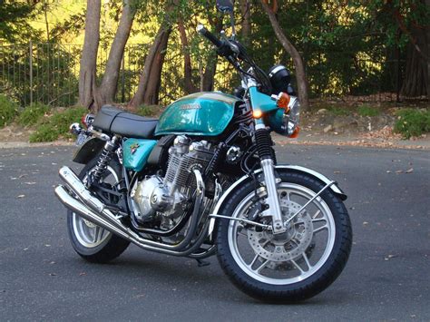 The honda cb1100 is a fun and modern motorcycle that follows the footsteps of honda's old, iconic models. 2014 Honda CB1100 Deluxe | Samurider.com