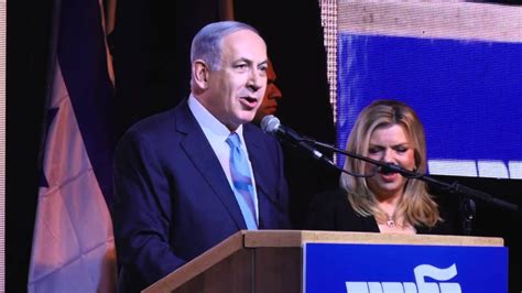 שתי רקטות שוגרו הערב לעבר הערים אשדוד ואשקלון, וירטו על ידי השר לשעבר נפתלי בנט כתב בטוויטר, ‏ראש ממשלה מורד מהבמה באמצע נאום כי יורים עליו טילים זוהי השפלה. נאום הניצחון של נתניהו - Lavis