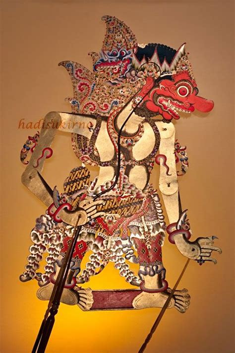 They are constructed similarly to wayang kulit figures, but from thin pieces of wood instead of leather, and, like wayang kulit figures, are used as shadow puppets. Wayang Kulit Pancatnyana Solo | Seni tradisional, Kulit, Seni