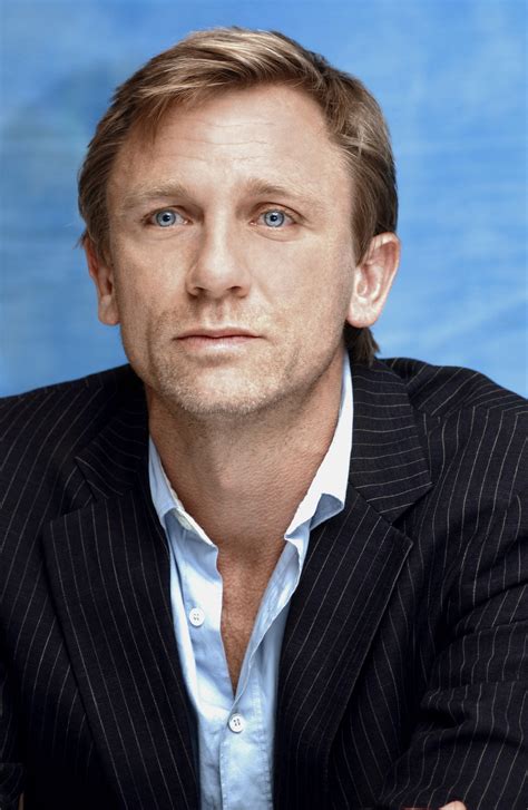 Daniel craig is an english actor well known for his portrayal of the character of james bond for several features in the official eon productions series of bond films starting in 2006. Daniel Craig - Self Assignment (October 13, 2003) HQ