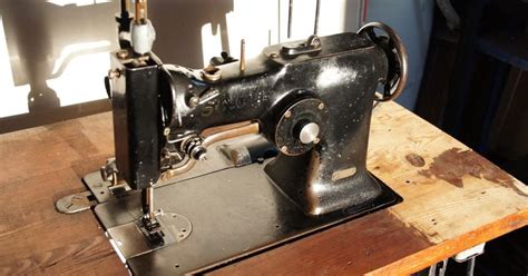 It S A Vintage Industrial Singer W Zig Zag Sewing Machine It Sews Fantastic Stitches And