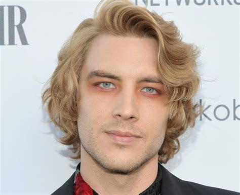 Cody Fern Attends Fx Nominee Party Androgynous Makeup Male Makeup Pretty People