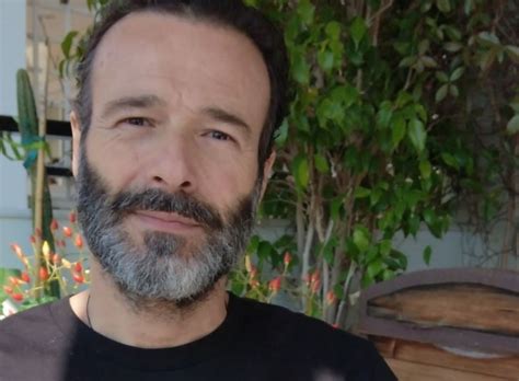 Είναι απόφοιτος της δραματικής σχολής βεάκη. Θανάσης Ευθυμιάδης: To συγκινητικό throwback για τα 25 ...