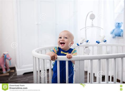 Kuschelig warme baby bettwasche aus baumwolle das baby bett set bestehend aus kissen und decke. Baby, das im Bett steht stockbild. Bild von junge, raum ...
