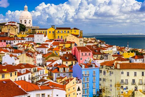 Португалия е малка страна, разположена на атлантическия бряг на иберийския полуостров. От 6 юни на плаж в Португалия - Cross.bg