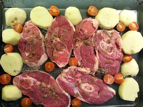 Se pone a continuacion la pierna y se adorna con patatas alrededor de la pierna. No me toques los fogones!!: Pierna de cordero fileteada al ...