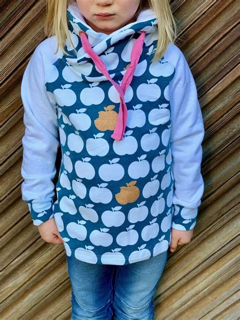 Die beliebten lillesol basics schnittmuster von lillesol & pelle sind für kinder von klein bis groß. Schnittmuster / Ebook lillesol basics No.65 Raglan-Hoodie ...