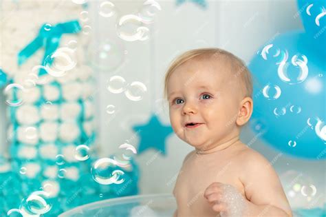 Menino Tomando Banho Em Uma Banheira Com Bolhas De Sabão E Espuma