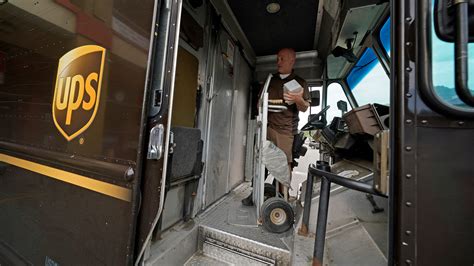 UPS opened a huge new warehouse. Robots outnumber people there 15-1