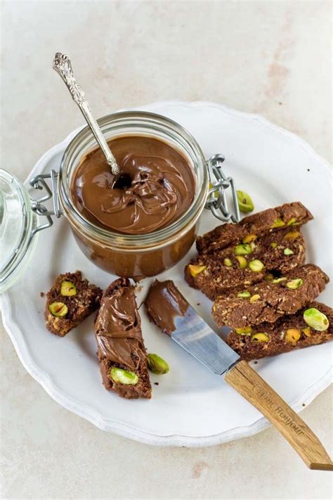 La crema di mandorle è una crema a base di sole mandorle che può essere utilizzata in numerose ricette sia dolci che salate. Nutella fatta in casa, ricetta crema di nocciole ...
