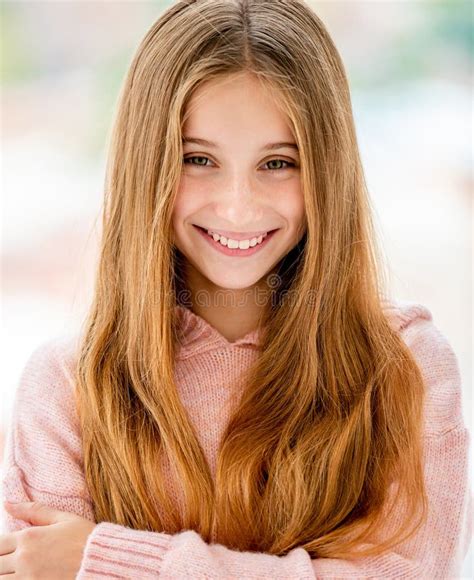 Cute Teenage Girl Smiling To Camera Fotografia Stock Immagine Di