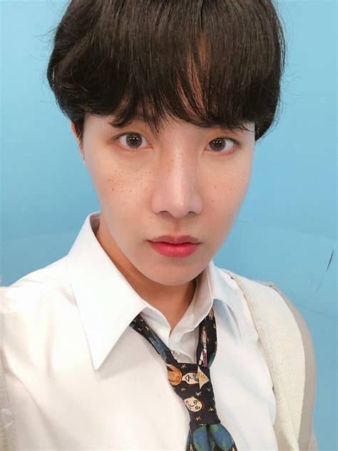 O almoço é uma refeição que jhope comeu durante uma transmissão ao vivo: "BTS J-HOPE SELFIE" by kikimini | Redbubble