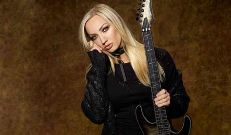 Nita Strauss Anuncia Saída Da Banda De Alice Cooper E Cancela Shows