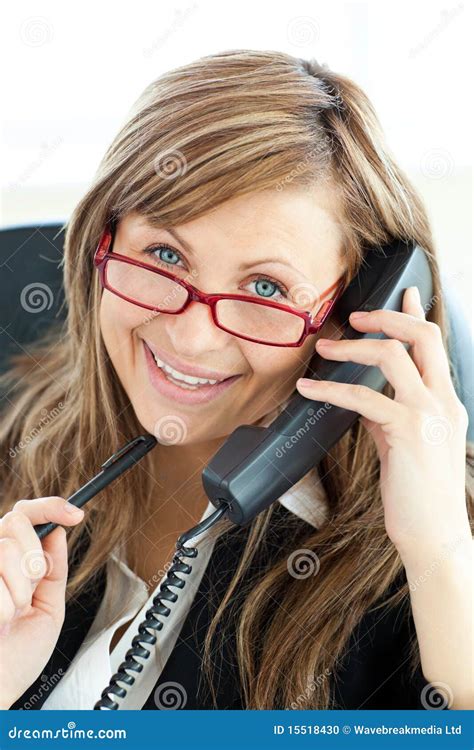 Donna Di Affari Ambiziosa Che Comunica Sul Sorridere Del Telefono Fotografia Stock Immagine Di