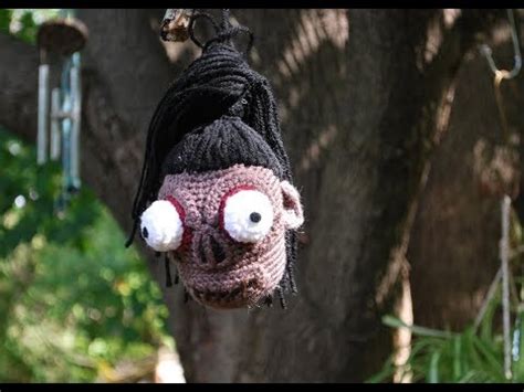 Beetlejuice is the stage name of american actor and comedian, lester green, who is known for his short height and small head due to microcephaly and one of stern's best guests, beetlejuice sang the original song 'this is beetle' on the show in late 2004 and was awarded his own talk show by the. Crochet Shrunken Head | Crochet.eu