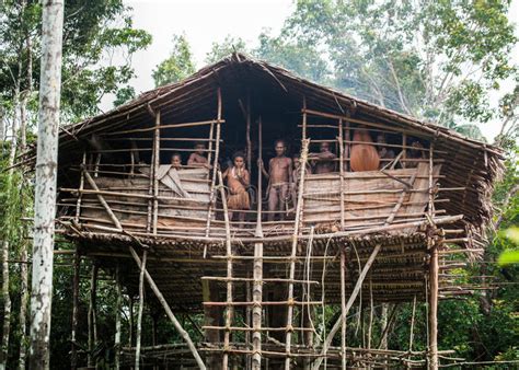 Gente De La Tribu De Korowai Cerca De Su Hogar Tradicional Tribu De