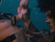 Auretta Gay Nua em Zombi 2 A Invasão dos Mortos Vivos