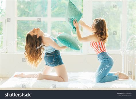 Joven Pareja Sexy Lesbiana En Ropa Foto De Stock 1722086989 Shutterstock