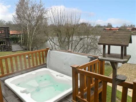Offering up an escape to the scottish countryside, log cabins and lodges can be found nestled deep in scotland has cosy accommodation with bubbling hot tubs in every region. 41 Duck Lake Log Cabin with Hot Tub in Tattershall