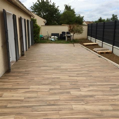 Découvrez comment habiller votre terrasse avec des lames de bois massif ou composite fixées sur lambourdes. terrasse brun cendré - Recherche Google en 2020 ...