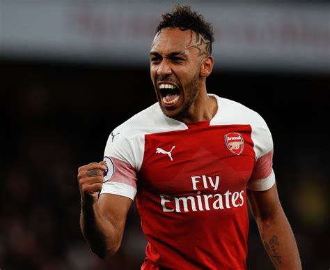 He plays as a forward or a winger. Manchester United-Arsenal: la stat dingue d'Aubameyang