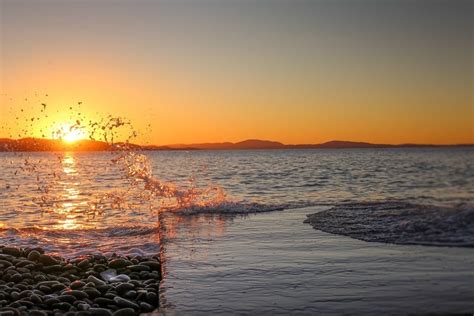 รูปภาพฟรี แสง แดด แปซิฟิก พระอาทิตย์ขึ้น รุ่งอรุณ น้ำ ซัน พลบค่ำ ทะเล หาด มหาสมุทร ฟ้า
