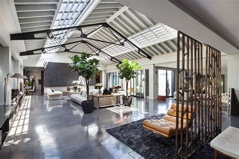 When you think urban, living in a warehouse may not be the first thought in your mind, but these spaces are a natural for true urban style. Talismanic Conversion Dream Apartment in Revamped London ...