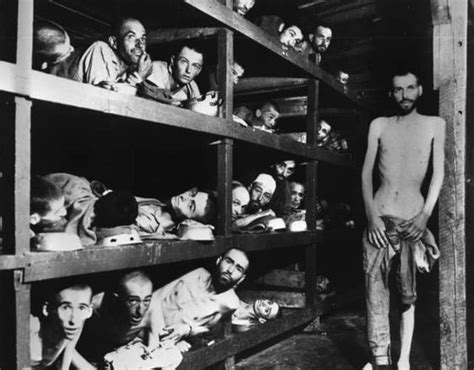 Hanno spiegato ad auschwitz che farsi una foto, magari pure sorridenti. Per non dimenticare, le immagini dell'Olocausto-Primopiano ...