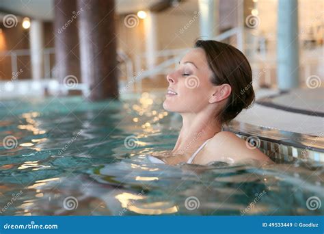 Reizende Junge Frau Die Im Badekurort Sich Entspannt Stockbild Bild Von Rücksortierung