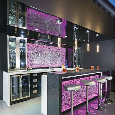 Aujourd'hui, il est à la mode et de nombreuses personnes consacrent un espace de leur maison à un coin si intime. Coin-bar dans un sous-sol à l'esprit boîte de nuit - Je Décore