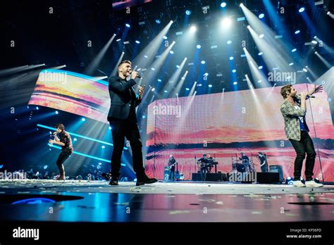 Gary Barlow And Howard Donald Of Take That On Stage Hi Res Stock