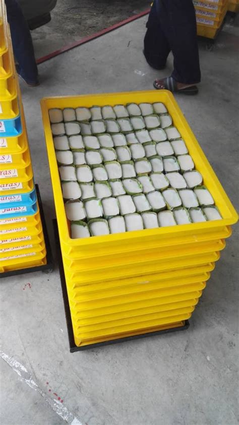 Alhamdulillah ada kesempatan untuk mencuba tepung pelita paya jaras yg sgt2 popular. Tepung Pelita yang sudah siap disusun kedalam tray.