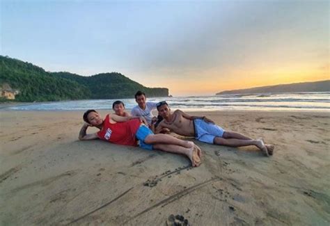 Pantai gondoriah merupakan salah satu pantai yang terkenal dengan tradisi daya tarik lain dari pantai gandoriah ini adalah anda bisa leluasa menikmati garis pantainya, baik dengan untuk masuknya kita hanya mengeluarkan uang untuk tiket seharga rp. Akses dan Harga Tiket Masuk Pantai Pancer Door Pacitan ...