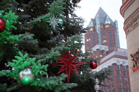 104th Annual Christmas Tree Lighting Begins Milwaukees Holiday Season