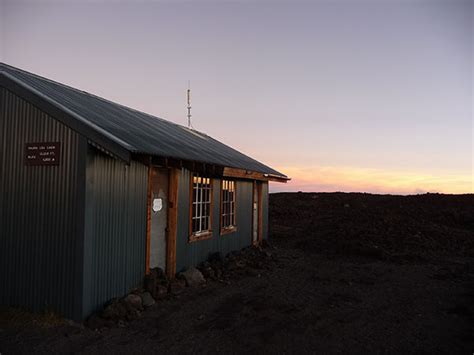 Kilauea caldera is the longest continuously erupting volcano in the world, its present eruptive phase dating back to 1983; Descente du Mauna Loa et nuit au bord de l'océan à Ho ...