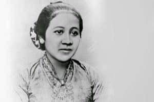 Dialah raden ajeng kartini atau dikenal sebagai r.a kartini, beliau dikenal sebagai salah satu pahlawan nasional yang dikenal gigih memperjuangkan emansipasi wanita kala ia hidup. Kartini Day Celebrations - Meaning - Purpose - Traditions ...