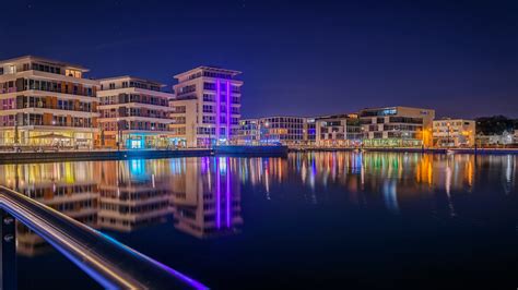 Der phoenix see befindet sich auf dem gelände eines ehemaligen stahlwerks. Phönixsee Dortmund Nachtblick auf die Promenade Foto ...