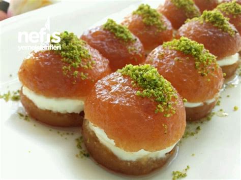 Önce şurubu yapmak için 2,5 bardak suya 3,5 bardak şeker ilave edilerek kaynatılır. Basit Ama Gösterişli Tatlı - Nefis Yemek Tarifleri