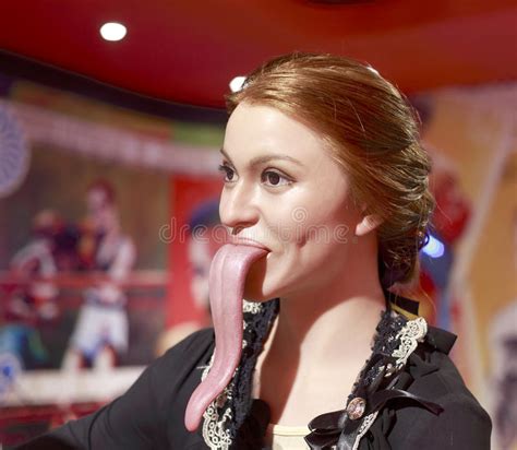 Though the tongue may seem like a simple organ, it has a wide range of purposes, such as licking, breathing, tasting, swallowing and articulating speech. Wascijfer Van De Vrouw Die Haar Lange Tong Standhouden ...
