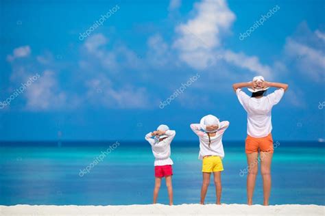 Adorables Niñas Y Madres Jóvenes En La Playa Tropical Blanca