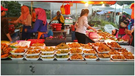 (1) lokasi kami sangat strategik iaitu berada di hadapan tapak pasar malam cameron highlands. mrkumai.blogspot.com: Pasar Malam Brinchang di musim cuti ...