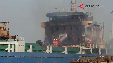 Kapal Kargo Terbakar Di Pelabuhan Tanjung Perak Surabaya Youtube