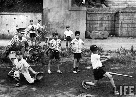 Encuentra el juego al que quieres retar a tu oponente en nuestro buscador bandas heavies de los a�os 80. Niños jugando al beisbol. Tokio, 1959. John Dominis, Life ...