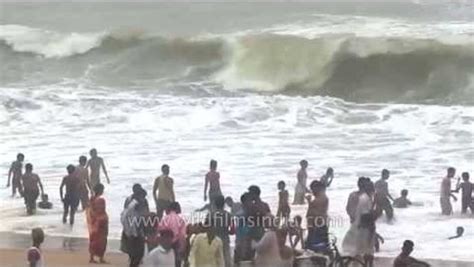 A Tsunami At This Beach Would Wipe Out These Tourists Video Dailymotion