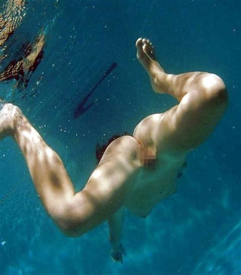 全裸の女性が水中で揺らめくウォーターヌードのエロ画像 性癖エロ画像 センギリ