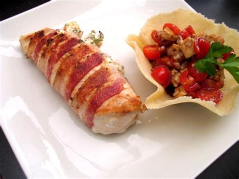 Gefüllte Hähnchenbrust mit Tomatenkörbchen Rezept