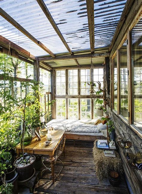 Akan tetapi, dari demikian ada banyak orang indonesia yang memiliki rumah dengan desain minimalis itu, sedikit dari mereka yang mengaplikasikan pola hidup yang 'sesuai' dengan tipe arsitektur tempat tinggal mereka ; 9 Desain Rumah Kaca Minimalis untuk Kamu yang Hobi ...