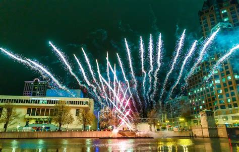 Milwaukee Holiday Lights Festival Turns On 500000 Lights Tonight