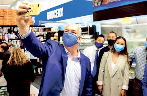 流感疫苗对几乎所有人都有用，但肺炎疫苗只有少数人真正需要。 18到64岁的健康成人可能不需要接种肺炎疫苗。 19 x 研究来源 如果你年过65岁，患有减弱免疫力的疾病，大量抽烟或酗酒，正在从重病、重伤或重大手术中康复. 賀謹承諾全民免費接種新冠疫苗 | 多倫多 | 加拿大中文新聞網 - 加拿大星島日報 Canada Chinese News